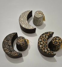 Load image into Gallery viewer, صحن ضيافة مقاس صغير على شكل هلال وطربوش
