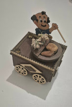 Load image into Gallery viewer, مجسمات خشبية صغيرة مستوحاة من التراث العربي الأصيل،
