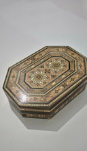 Load image into Gallery viewer, A mosaic box,صندوق موزاييك من عراقة وتراث الشرق الأوسط.
