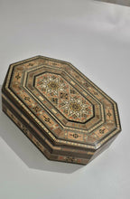 Load image into Gallery viewer, A mosaic box,صندوق موزاييك من عراقة وتراث الشرق الأوسط.
