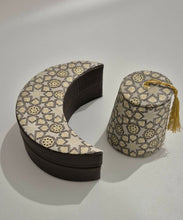 Load image into Gallery viewer, صحن ضيافة مقاس صغير على شكل هلال وطربوش
