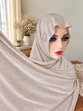 Load image into Gallery viewer, Kuwaiti shawl ( كشخة شالات  كويتي ليكرا بستراس )
